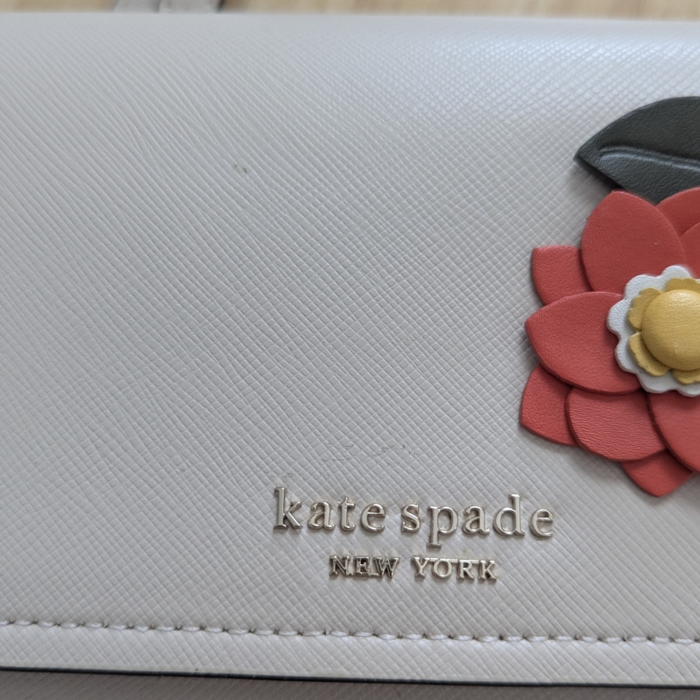 Kate Spade Beige Crossbody Bag with Floral Design - Picture 3 of 5